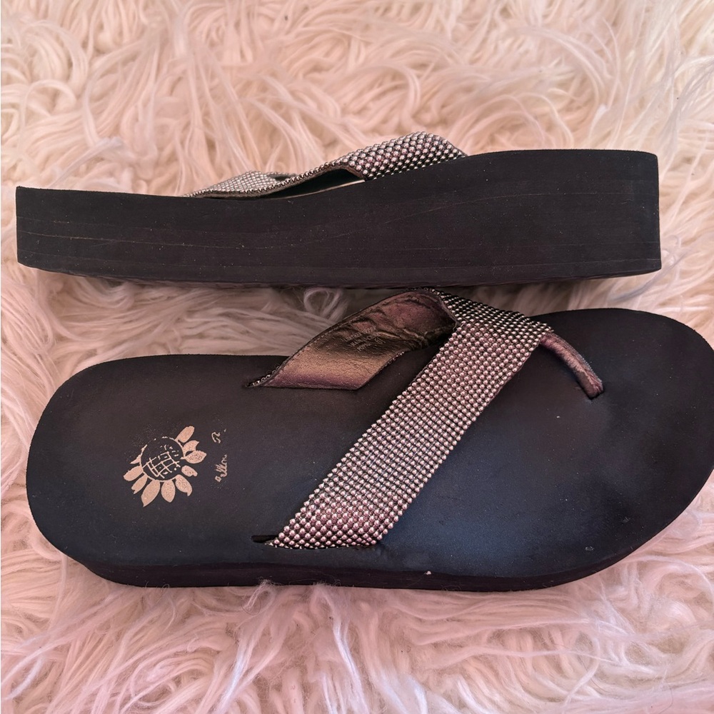 Yellow Box Popsie Beaded Wedge Platform Flip Flops Black Silver 6.5